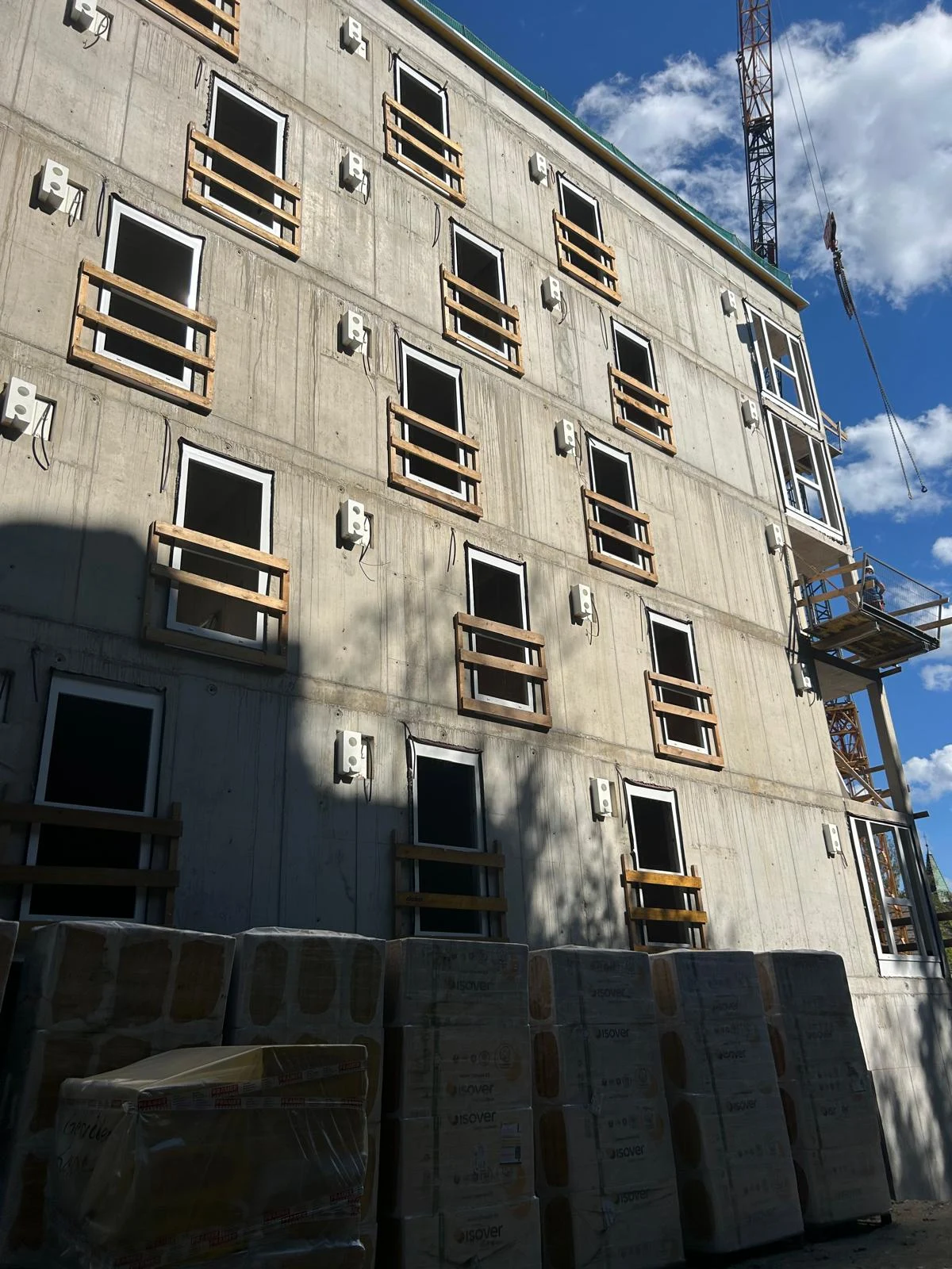 Hohe Rohbaufassade mit eingesetzten Fenstern