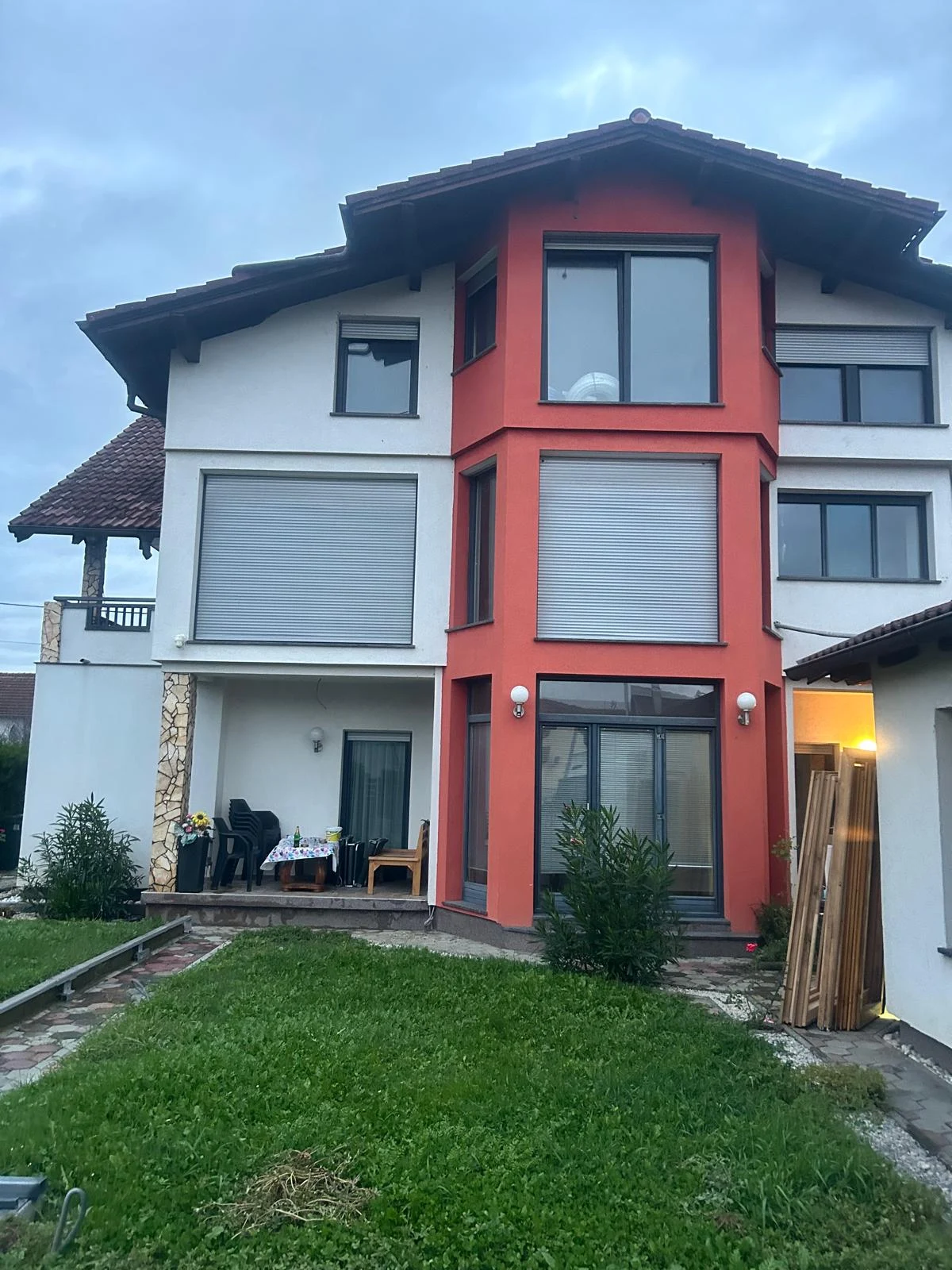 Wohngebäude mit Fenstern und rotem Fassadenbereich