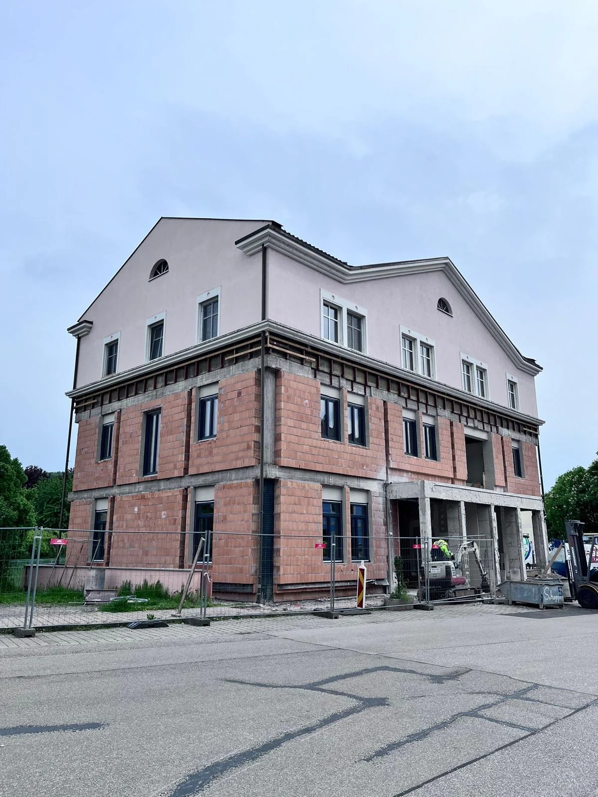 Gebäude mit neu eingesetzten Fenstern im Obergeschoss