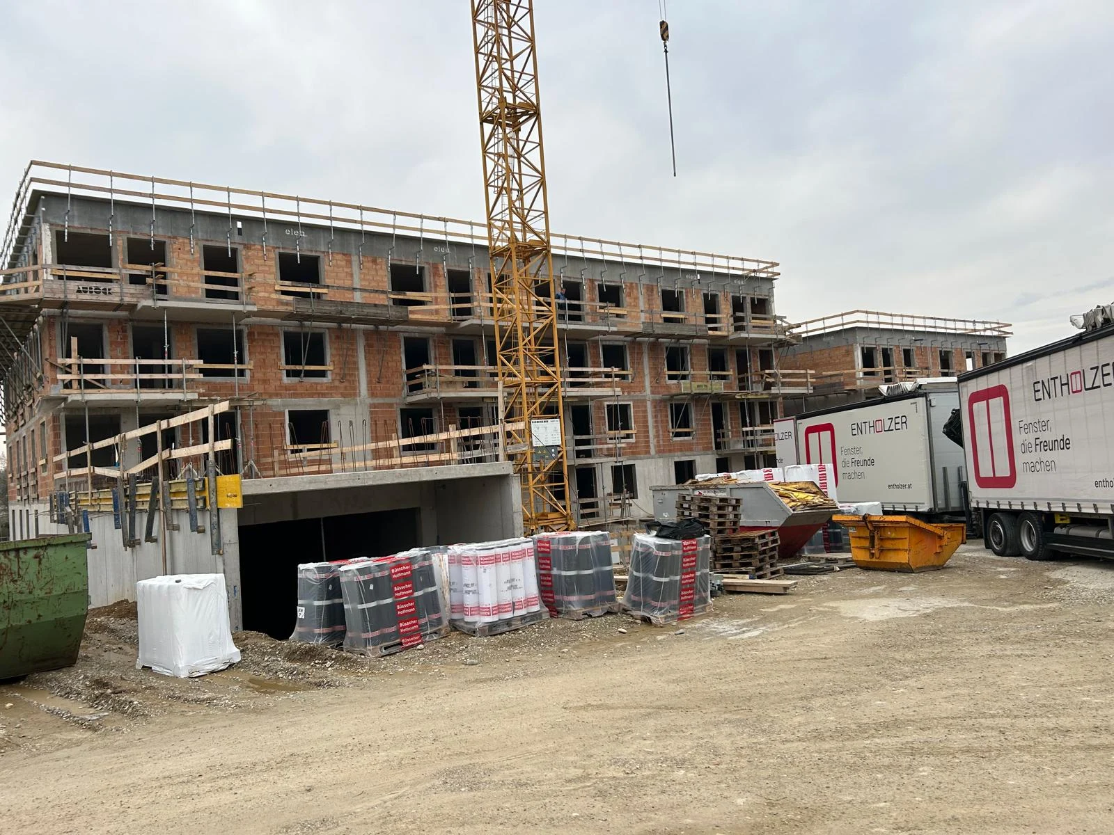 Baustelle mit Fensterlieferung und Baukran