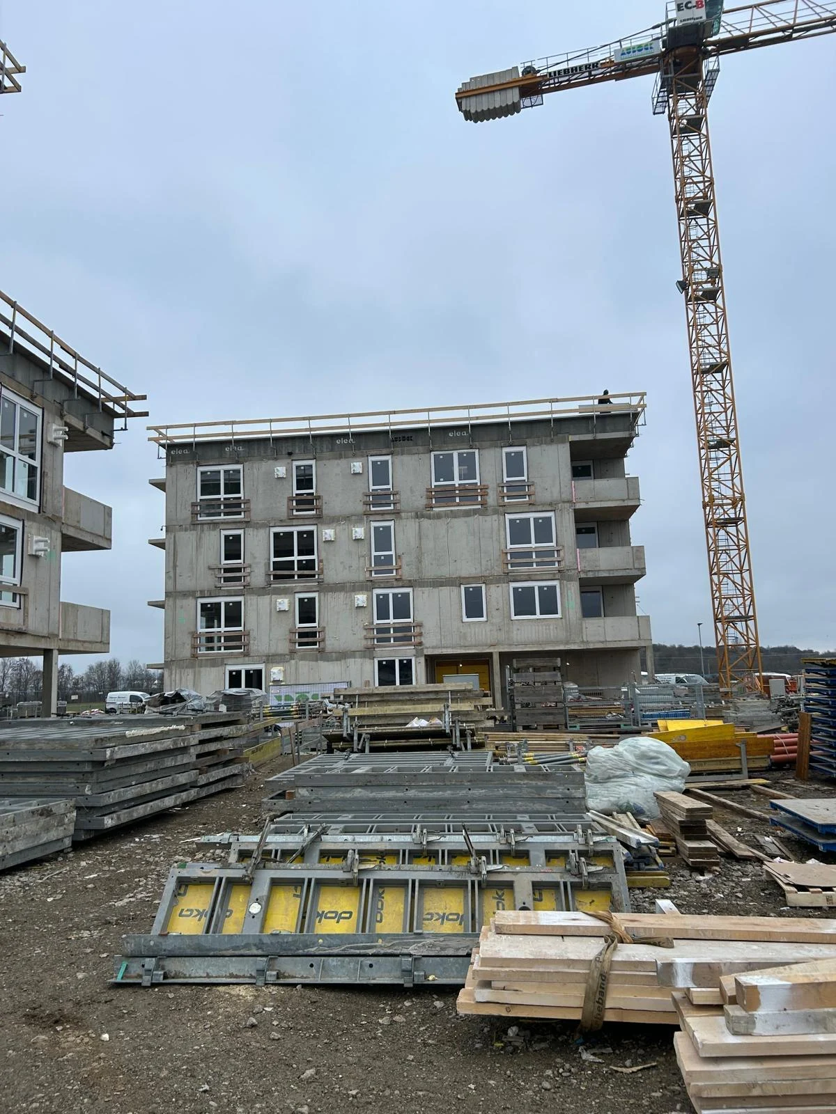 Fenstermontage am Rohbau unter einem Baukran