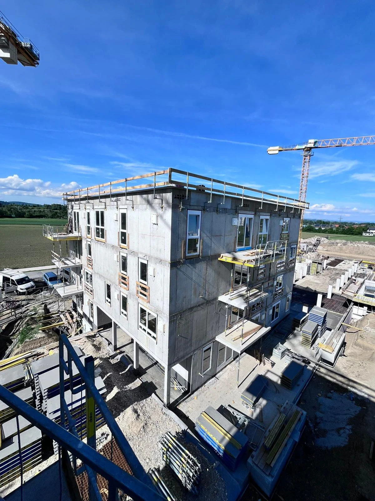 Blick von oben auf den Rohbau mit montierten Fenstern