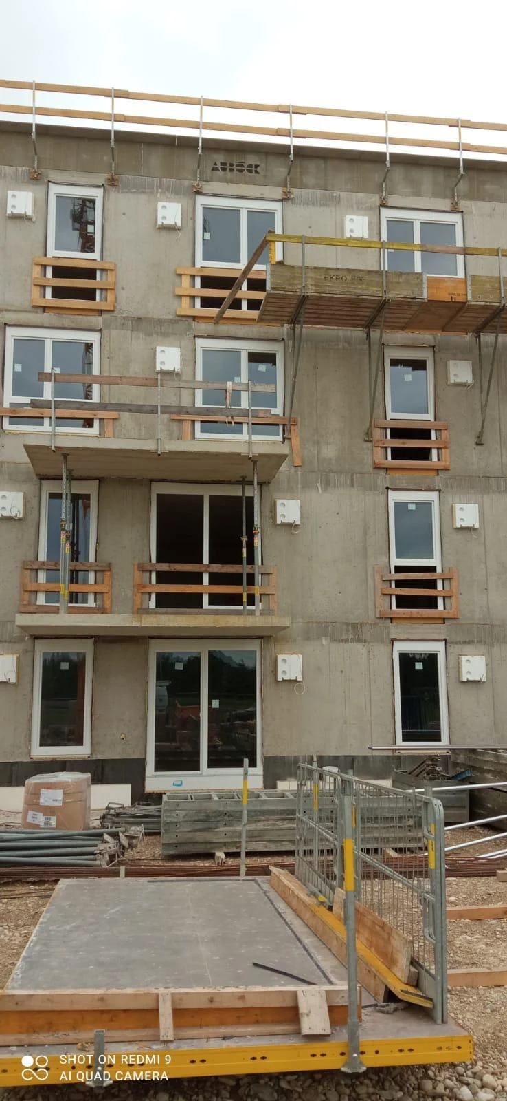 Fensterfront und Schalungselemente auf der Baustelle