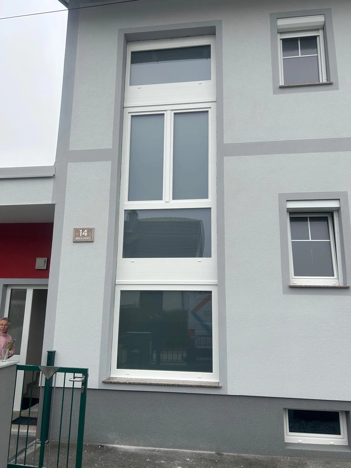 Hohe mehrteilige Fensterfront an einer grauen Fassade