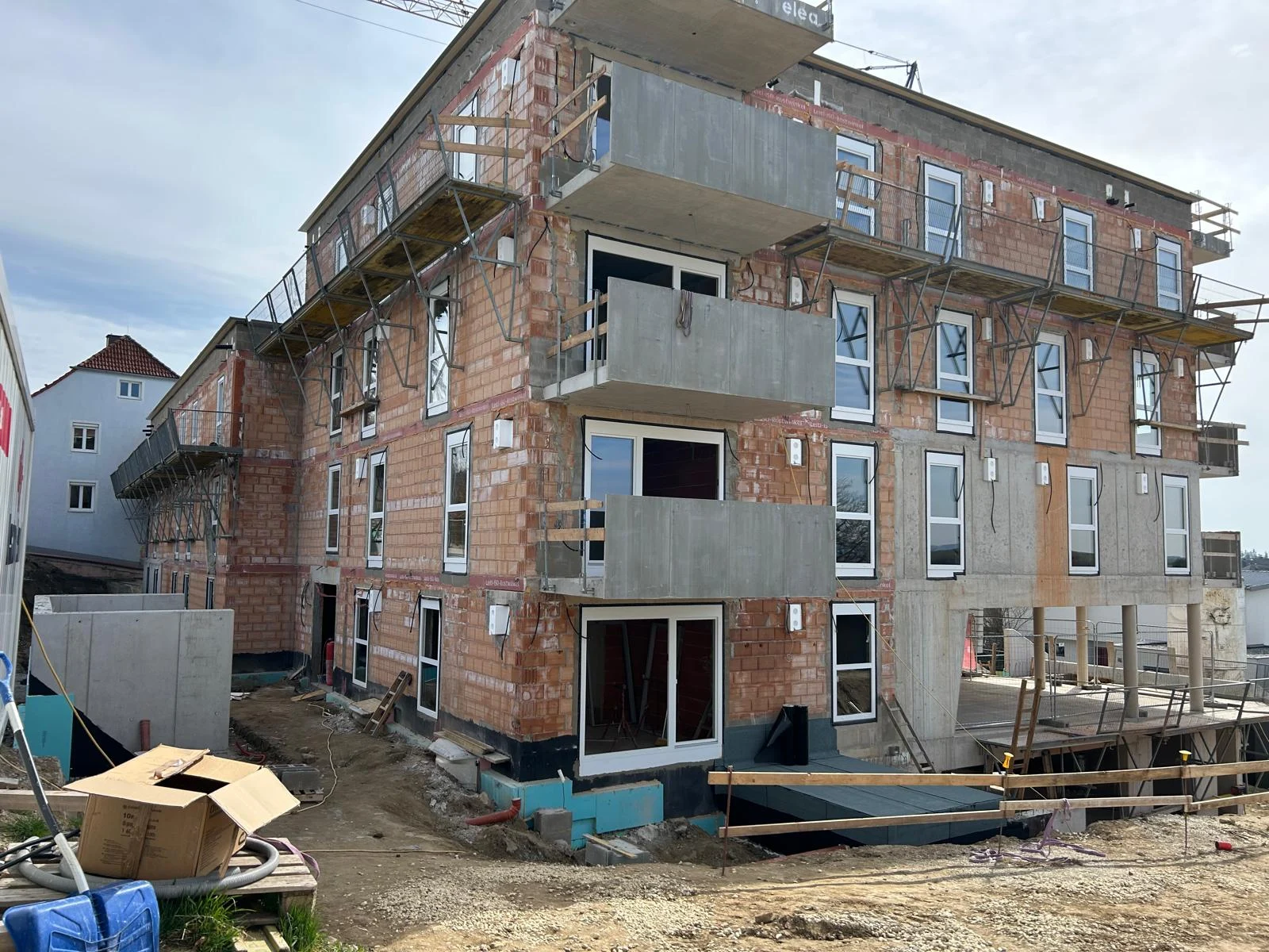Neubau mit Fenstern und Balkonen während der Montage
