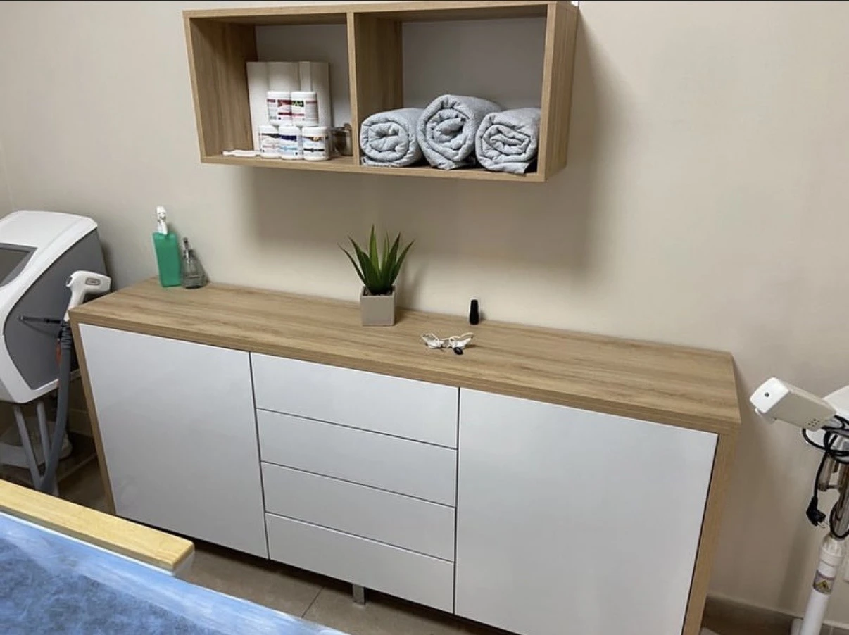 Montiertes weißes Sideboard mit Holzplatte und passendem Wandregal