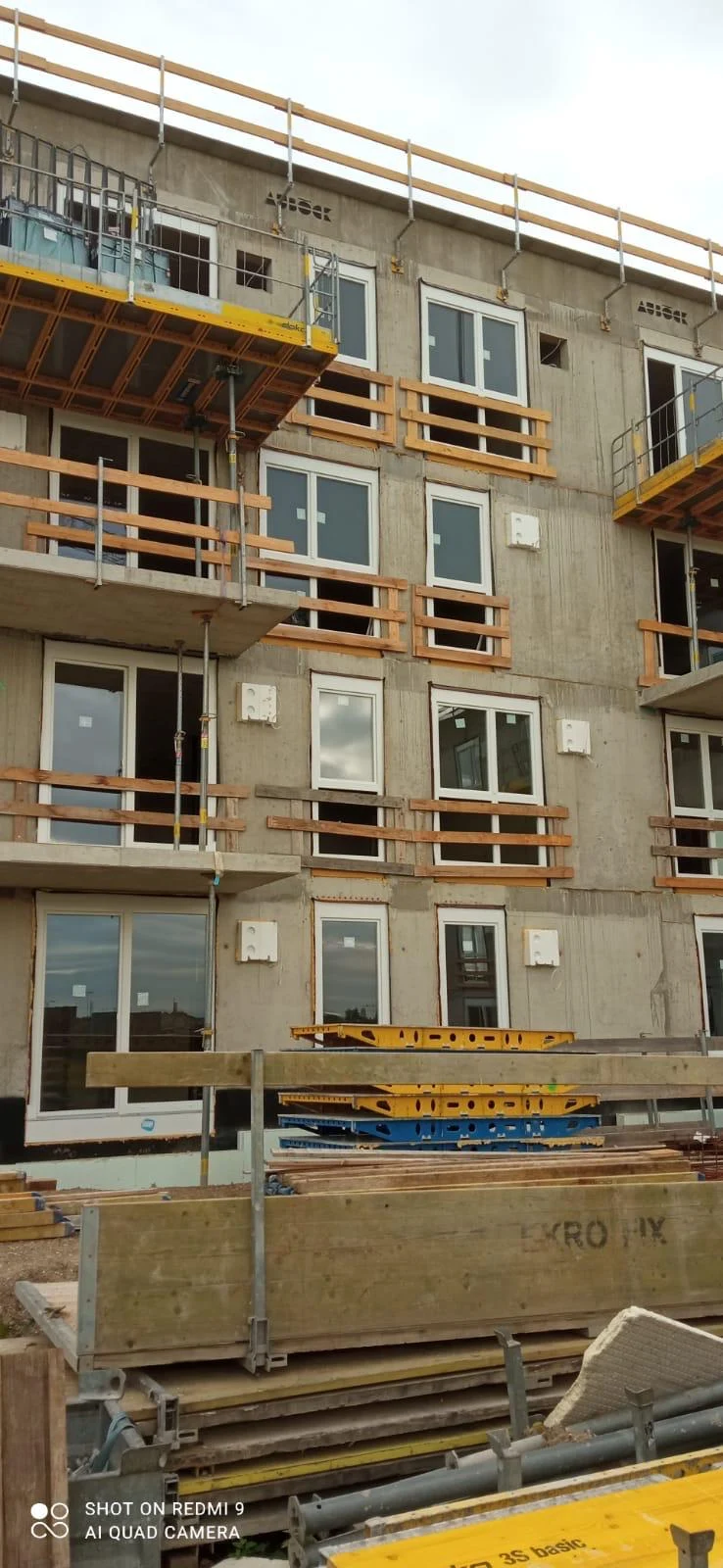 Schmale Ansicht einer Fensterfront am Rohbau